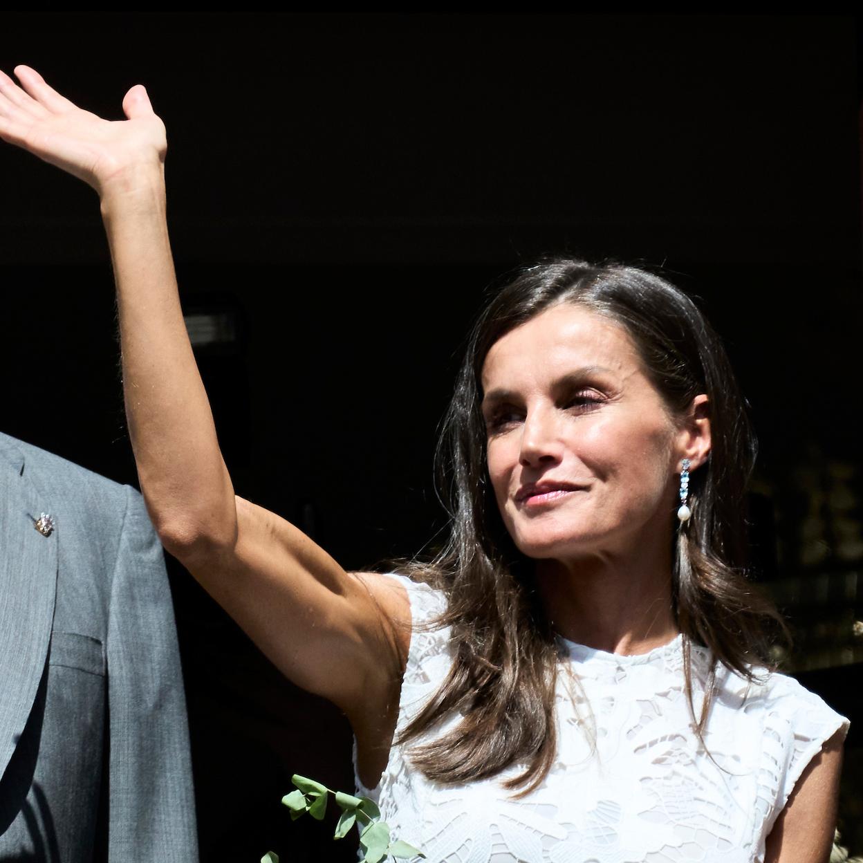 La reina Letizia se volcó con sus fans en Pamplona, donde acudió con el rey Felipe para celebrar el 600 aniversario de la firma del Privilegio de la Unión, el pacto que fundó la ciudad. /LIMITED PICTURES