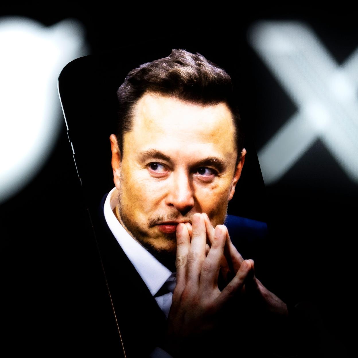 Elon Musk junto al nuevo logo de X tras el reciente rebranding de Twitter. /x