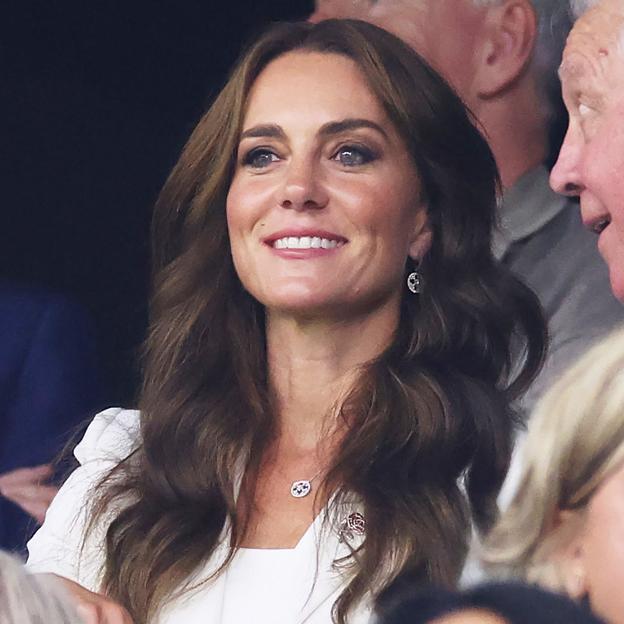 Kate Middleton tras los pasos de Letizia: apoya a Inglaterra en el Mundial de rugby (con un look de 10.000 euros)