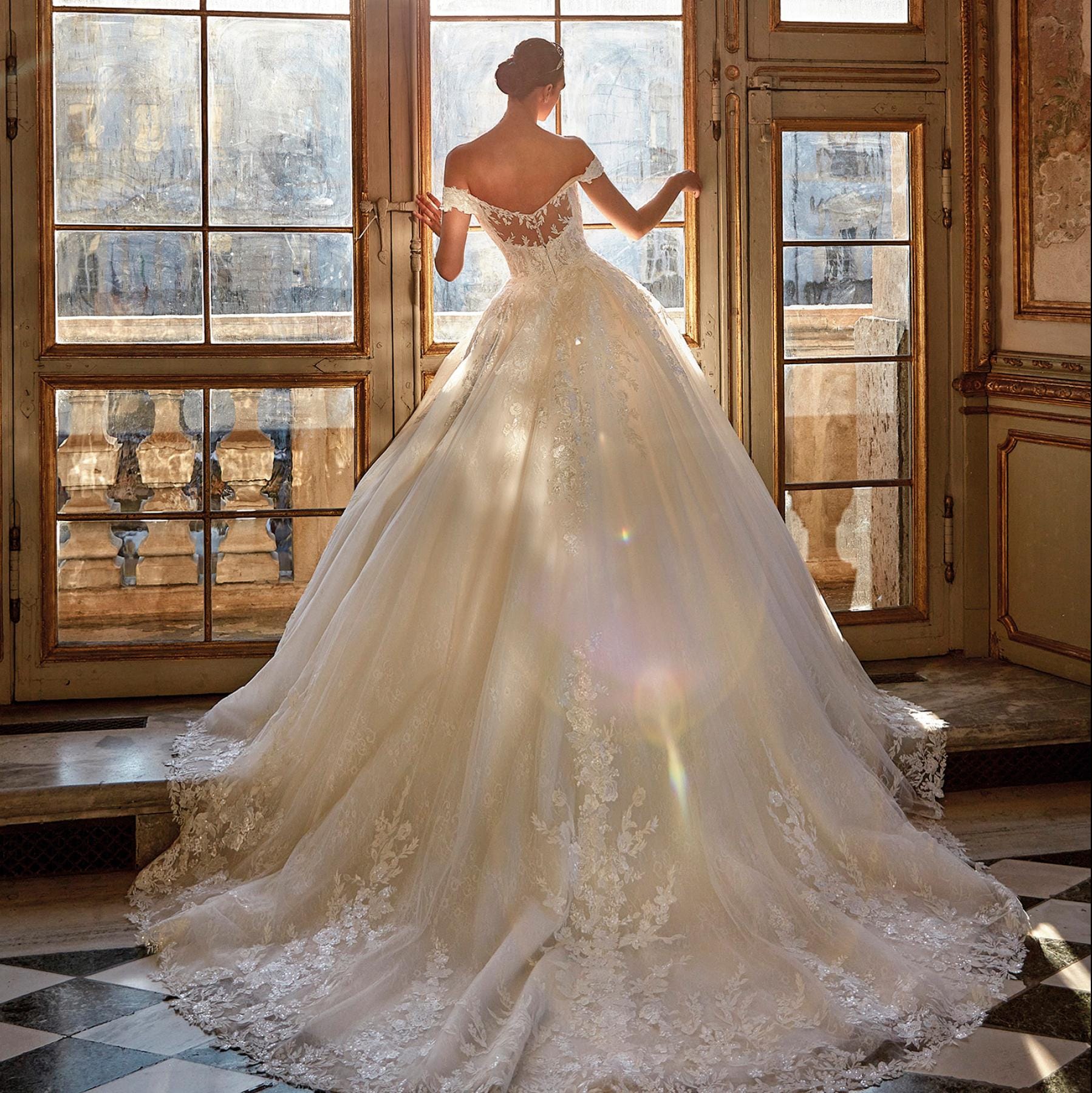 Los vestidos de novia más bonitos de la nueva colección de Pronovias para  bodas 2024 | Mujer Hoy