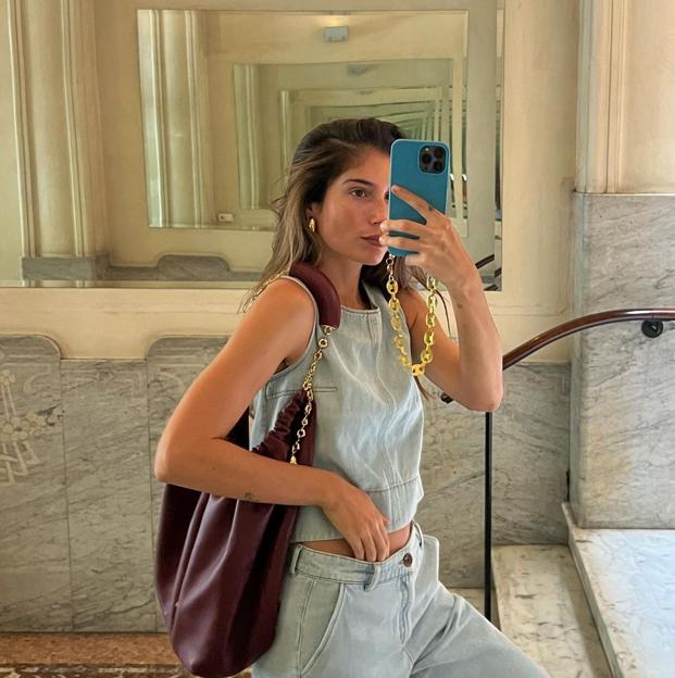 La influencer Belén Hostalet con bolso de Loewe.