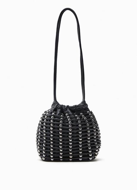 Bolso con tachuelas de Zara (29,99 euros)