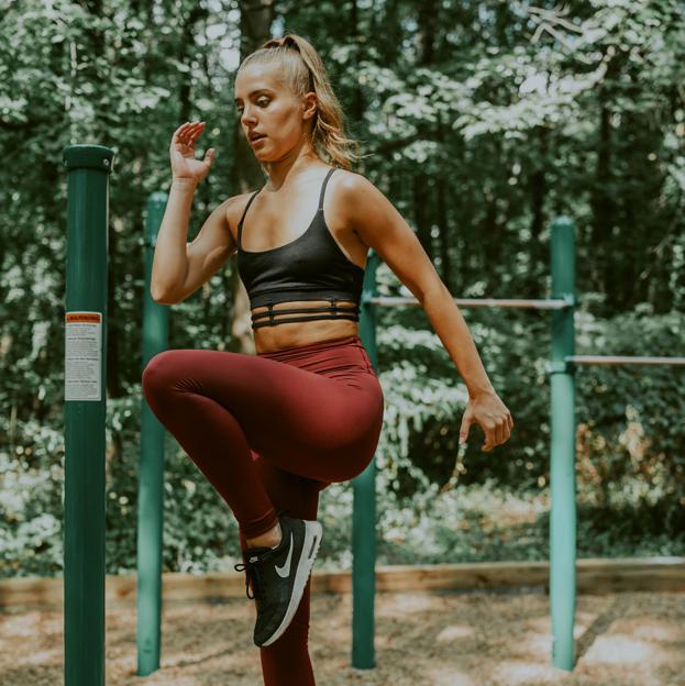 Mujer entrenando con saltos