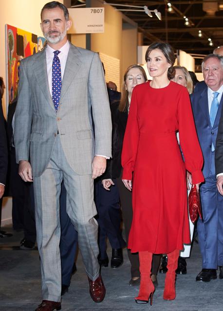 El rey Felipe VI y la reina Letizia, con un total look rojo en la Feria ARCO. / LIMITED PICTURES