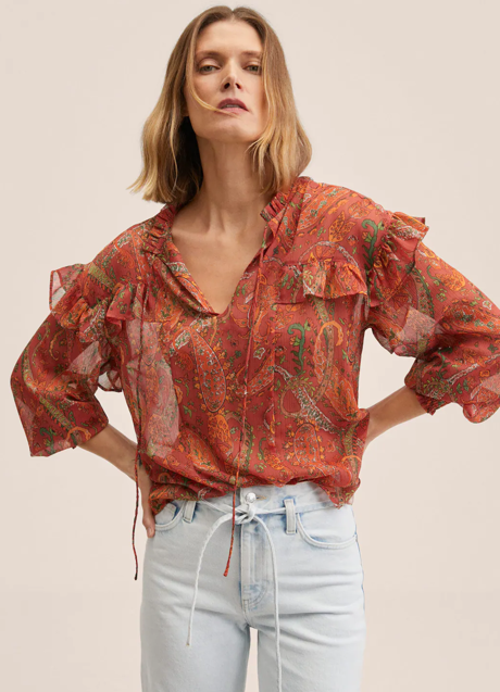 La blusa estampada de Mango Outlet.