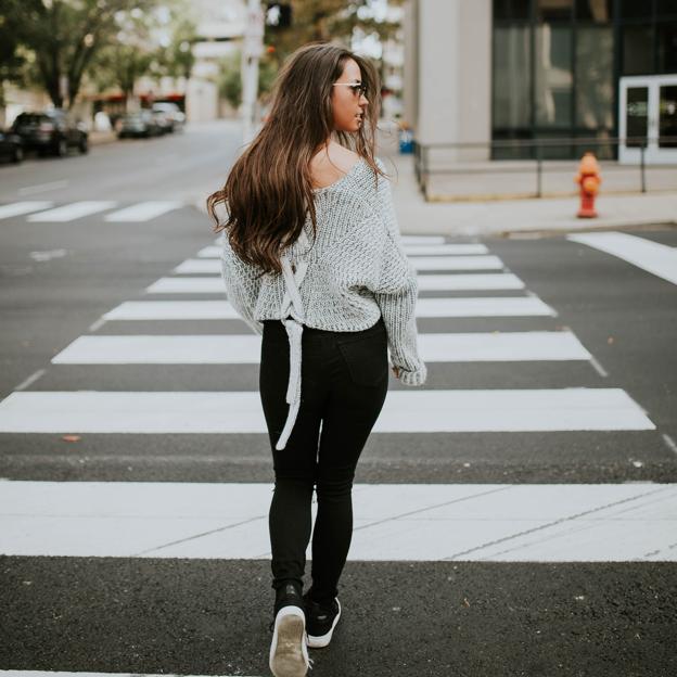 Mujer andando sobre un paso de peatones. 