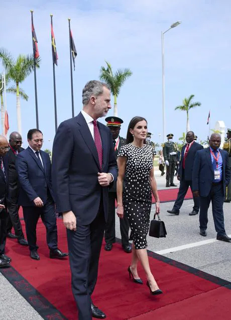 Los reyes Felipe y Letizia, sobre la alfombra roja que se desplegó en su visita a Luanda (Angola). (FOTO: GETTY IMAGES)