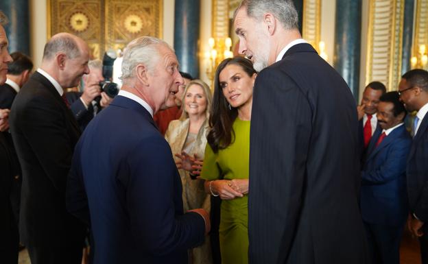 La reina Letizia departió junto al rey Felipe con el monarca británico, durante el cóctel de bienvenida a las familias reales previo a la coronación de Carlos III. 