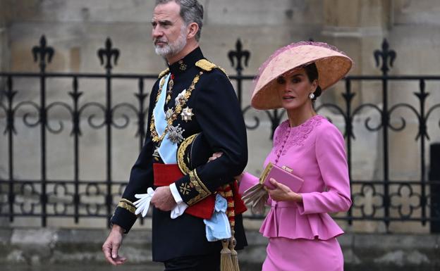 Los reyes Felipe y Letizia, espectaculares a su llegada a Westminster Abbey, donde se asistieron a la ceremonia de coronación del rey Carlos III. 