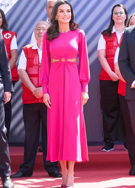 La reina Letizia presumió de abdominales en 2022 con este vestido rosa. / LIMITED PICTURES