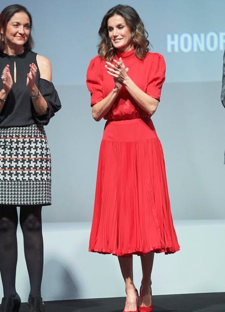 La reina Letizia con un vestido de la reina Sofía rojo en un acto celebrado en 2018. / LIMITED PICTURES
