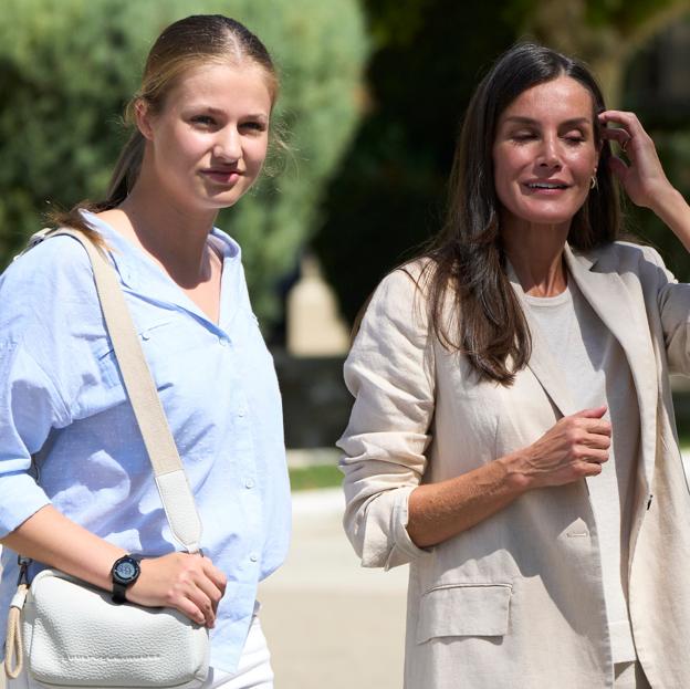 La princesa Leonor junto a su madre, la reina Letizia, el día que ingresó en la Academia Militar. 