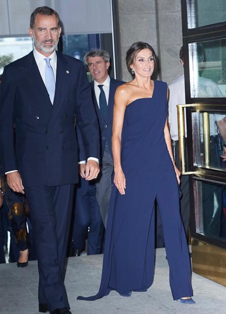 La reina Letizia con un mono azul para asistir a la ópera en 2018. / LIMITED PICTURES