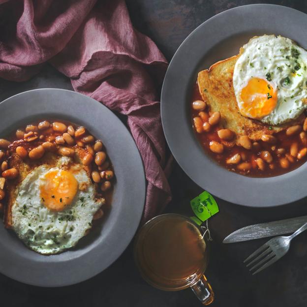 Las típicas beans acompañadas de un huevo frito, una versión de uno de los alimentos más conocidos de la gastronomía inglesa.