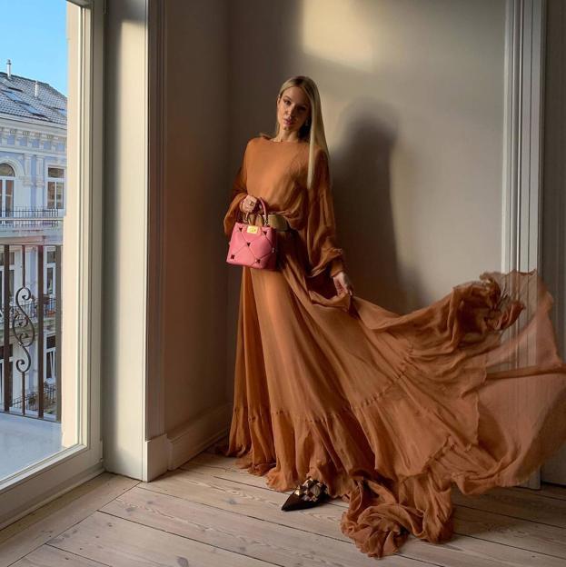 La influencer lleva un maxi vestido