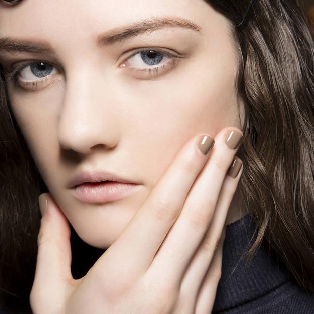 Uñas chai latte: el color de uñas tendencia que va a arrasar entre las manicuras de otoño