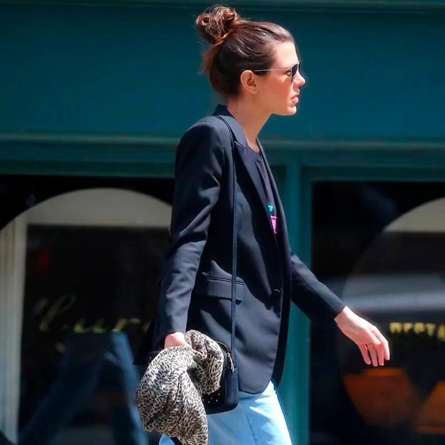 La blazer que siempre llevan Carlota Casiraghi y las royals para looks diarios es azul marina