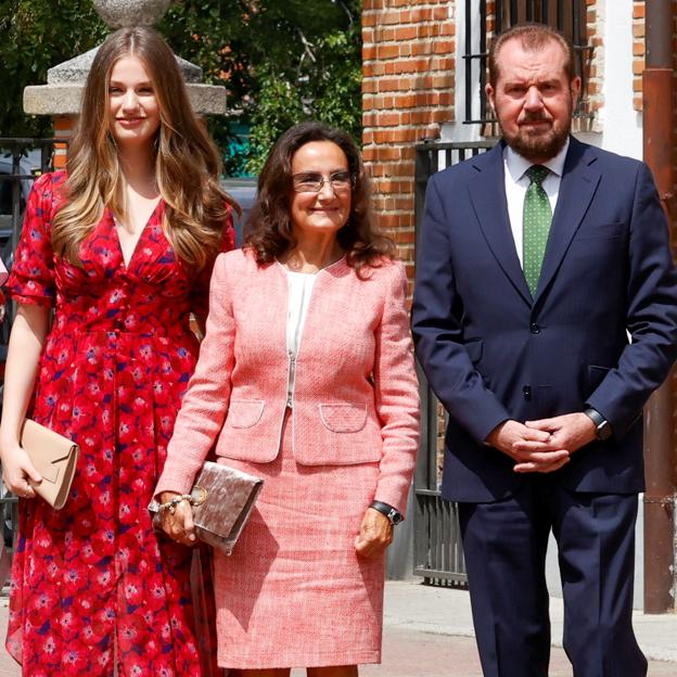 La princesa Leonor junto a sus abuelos, Paloma Rocasolano y Luis Ortiz. 