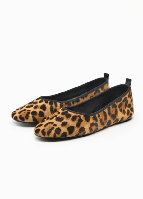 Bailarinas con estampado animal de Zara (39,99 euros)