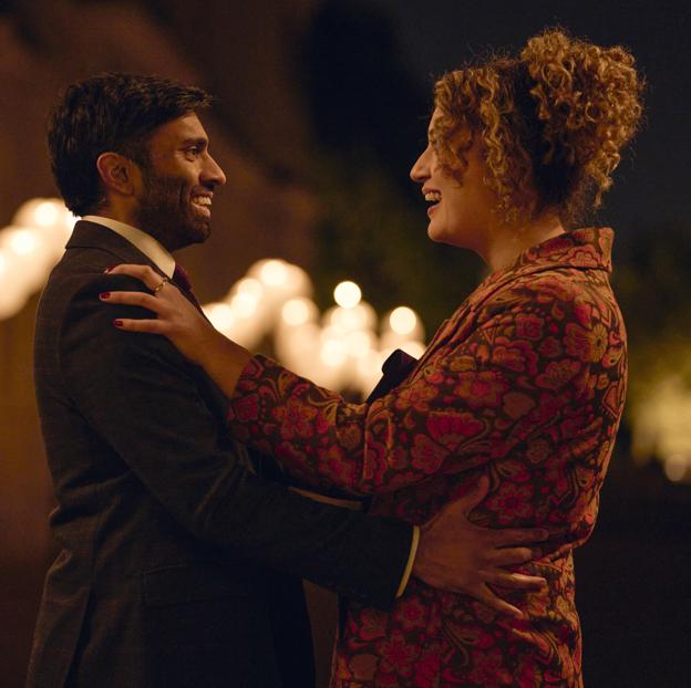 Nikesh Patel y Rose Matafeo como Tom y Jessie en Starstruck, la comedia romántica que estrena su tercera temporada en HBO Max.