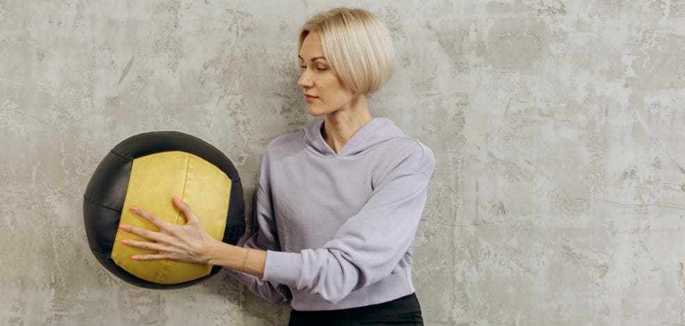 9 ejercicios desafiantes con balón BOSU para trabajar tu equilibrio