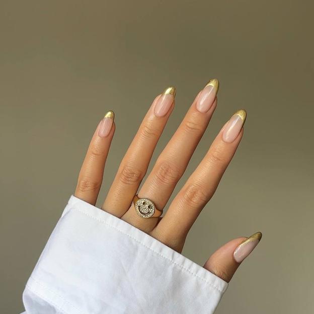 Manicura francesa para otoño con acabado dorado