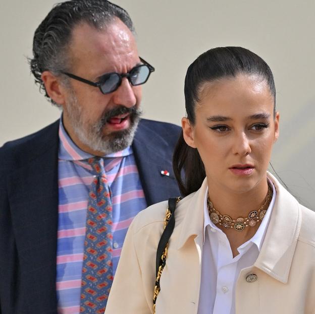 Victoria Federica acude con Jaime de Marichalar a la Semana de la Moda de París y arrasa con un traje de lujo