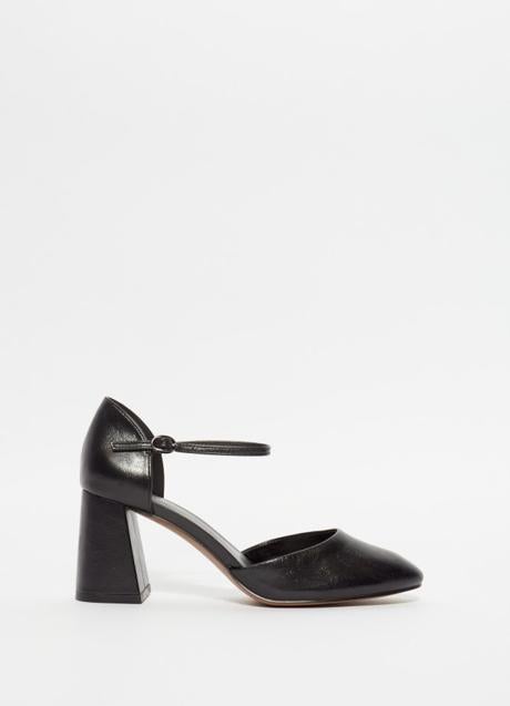 Zapatos negros con pulsera de Sfera (29,99 euros)