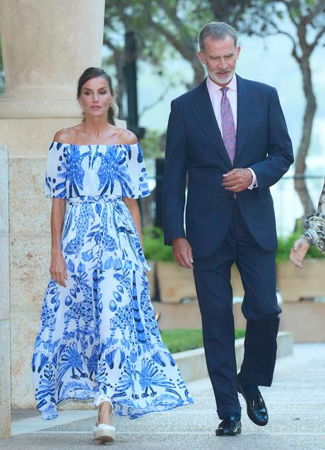 La reina Letizia llevó este vestido de Desigual en en Mallorca. / LIMITED PICTURES