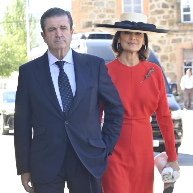 Borja Prado y Pilar Benítez, en la boda del hijo de Rafael del Pino.