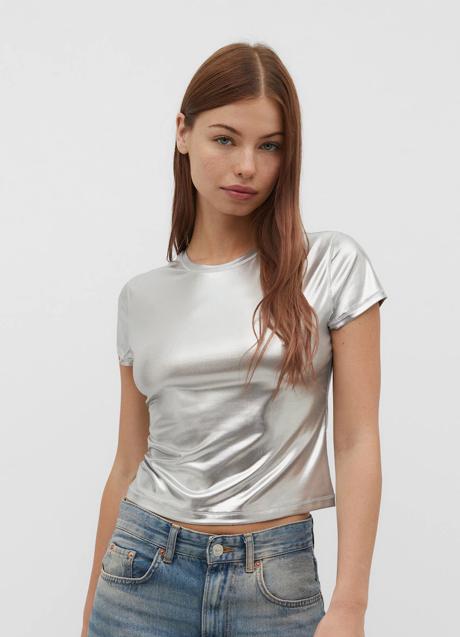 Camiseta metalizada de Stradivarius. Foto: Stradivarius.