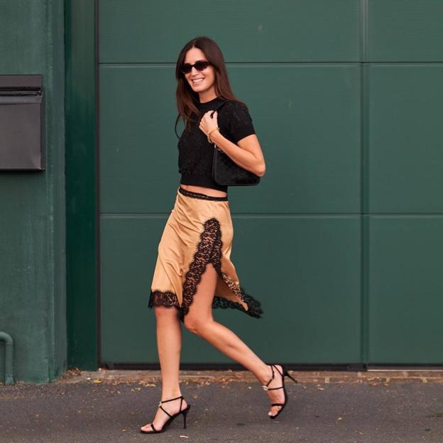 Las faldas lenceras favorecedoras que triunfan en el street style de París