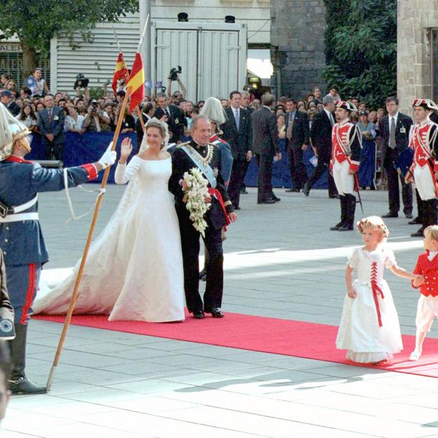 La llegada de la infanta Cristina a la catedral de Barcelona, del brazo de su padre, el rey Juan Carlos