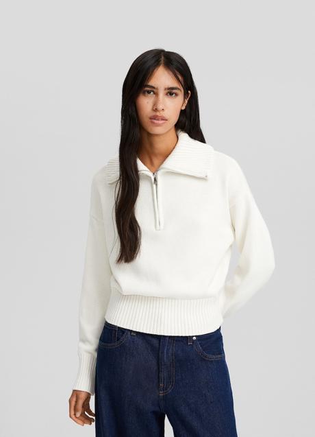 Jersey blanco de canalé de Bershka, 25,99 euros.