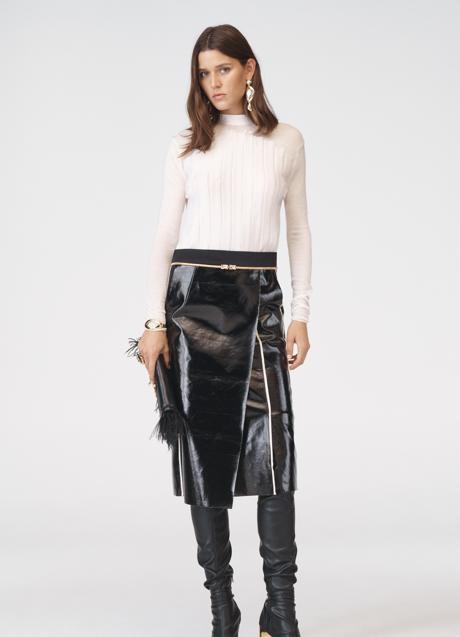 Falda de acabado vinilo de la colección Zara Studio FW2023