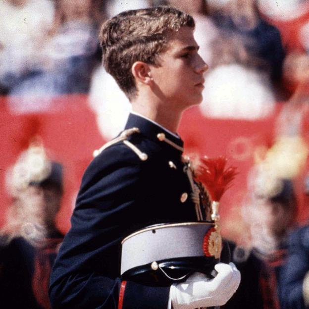 Cómo fue la jura de bandera del rey Felipe VI hace 38 años; solo y con el peso de la historia