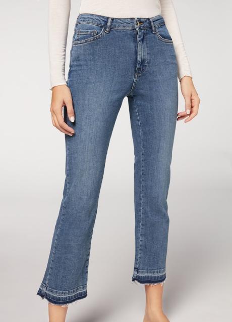 Vaqueros deshilados de Calzedonia, 35,89 euros.