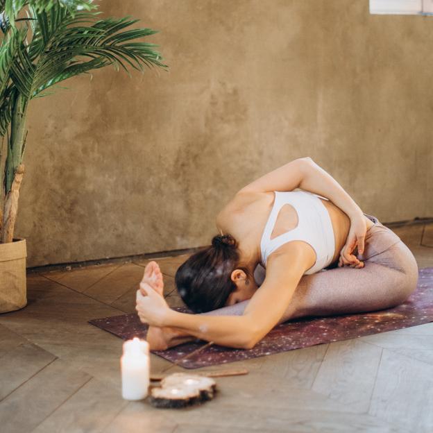 Mujer haciendo yoga