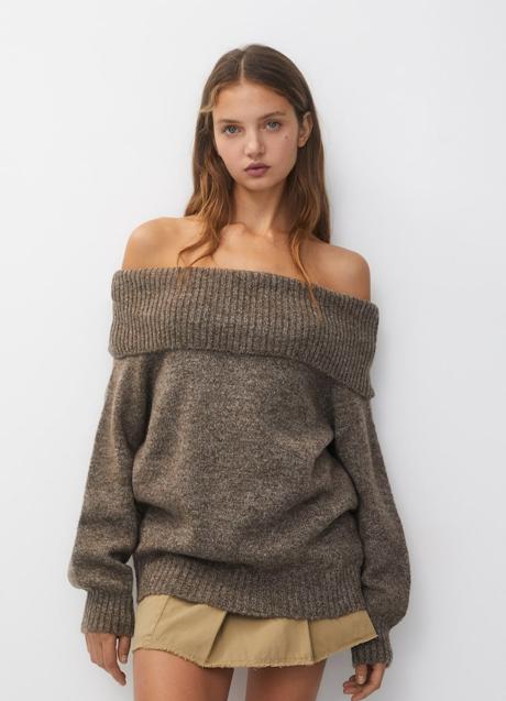 Jersey con escote off the shoulder de Pull&Bear, 25,99 euros.