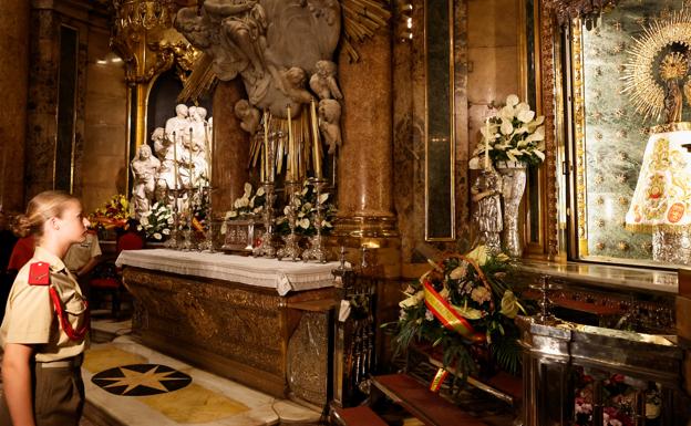 La cadete Leonor, en el momento en que llega frente a la Virgen del Pilar, en la Basílica de Zaragoza. 