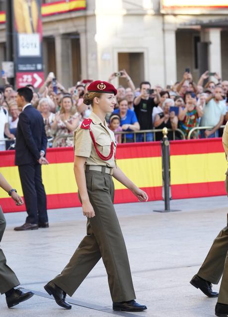 La princesa Leonor desfiló marcialmente hasta su posición en la Plaza del Pilar. (FOTO: LIMITED PICTURES)