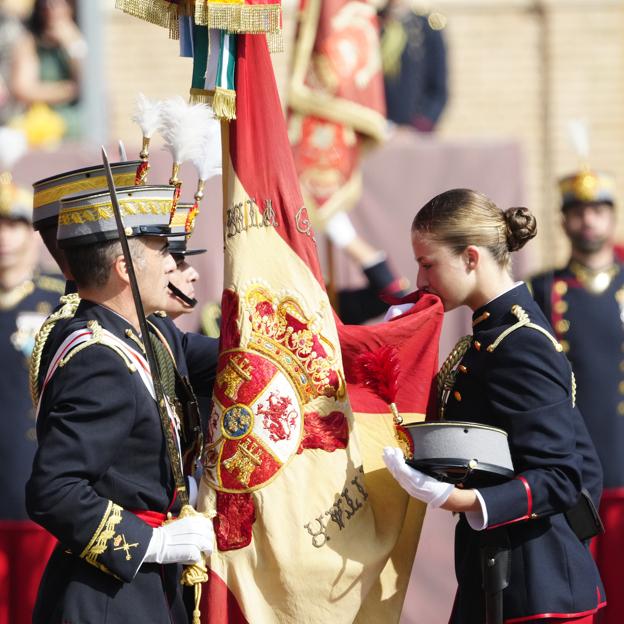 El momento en el que la cadete Leonor de Borbón juró bandera.