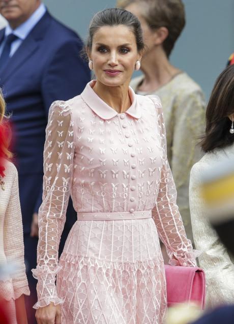 La reina Letizia con un vestido rosa bordado de Felipe Varela. Foto: Gtres.
