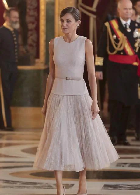 La reina Letizia con conjunto en rosa empolvado de Felipe Varela en 2018.