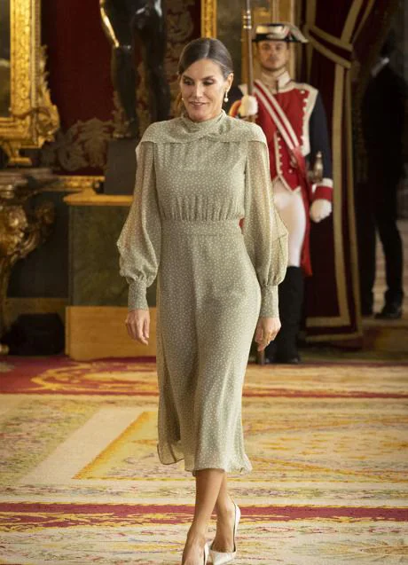 La reina Letizia con vestido de lunares de Vogana. Foto: Gtres.