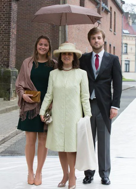 La Duquesa de Braganza y su hijo durante la boda de la Princesa Alix de Ligne. / GTRES 
