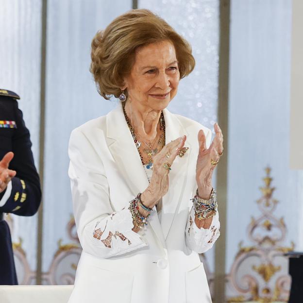 La reina Sofía combina la blazer con bordado inglés más elegante y original de su armario con su broche favorito