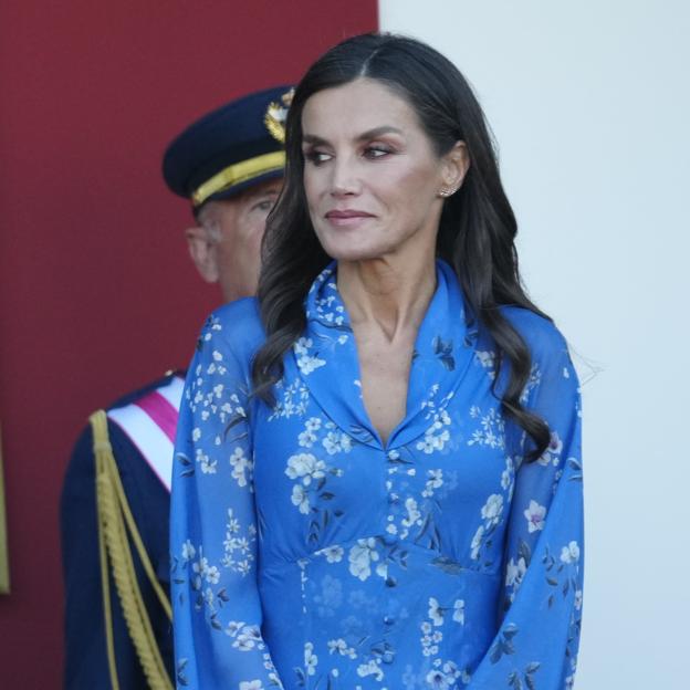 La reina Letizia sorprende en el Día de la Hispanidad con un vestido azul made in Spain elegante y favorecedor