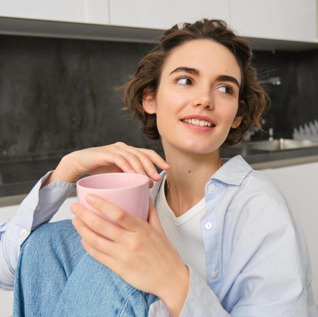 Mujer con una taza de desayuno. 