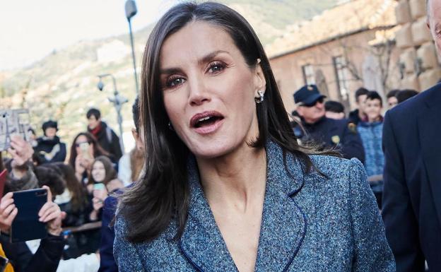 La reina Letizia no ha dado señal alguna de desear autorizar al menos una biografía, aunque en Reino Unido es la Corona la que se encarga de que se publique una al fallecer los monarcas británicos. 